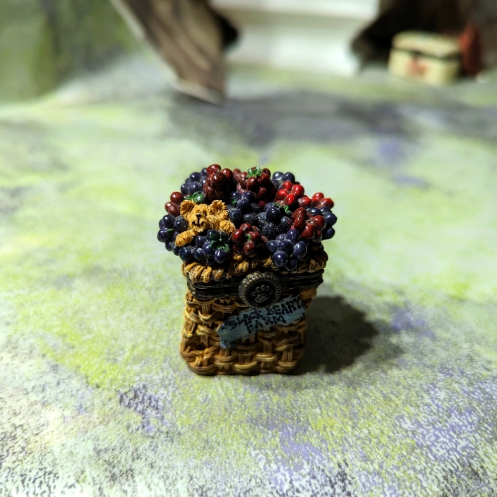 LIZZIE'S BERRY BASKET W/CURRANT MCNIBBLE-BOYDS BEARS TREASURE BOX